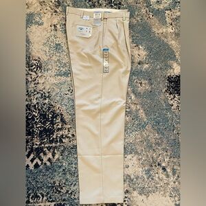 Haggar *New w/ Tags* Classic Fit Comfort Waist Performance Khaki 34 x 32